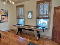 Luxury Home:3 Bed/2 Bath with Shuffleboard~ walk to Restaurants/Bars near Purdue - ห้องครัว