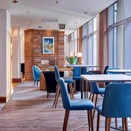 Staybridge Suites LIVERPOOL by IHG Отели рядом с достопримечательностью «Тейт Ливерпуль»