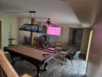 Charming 3-bedroom with loft bed Cabin in Rogersville with Fireplace