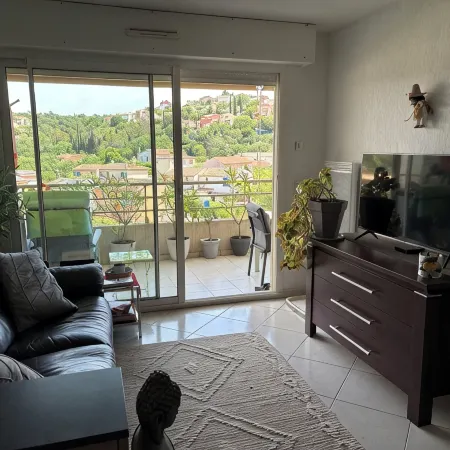20 mns from beaches and center of St Raphaël.2 50m2 type with nice terrace.
