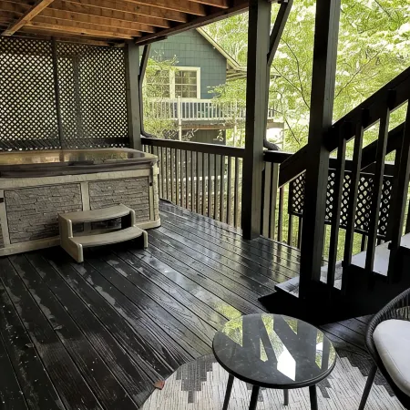 Charming Treehouse cabin with WiFi, Hot tub, Firepit in marvelous Smithville