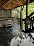 Charming Treehouse cabin with WiFi, Hot tub, Firepit in marvelous Smithville - 4-Star