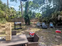 Pet Friendly Historic and Cozy Bungalow in Downtown St. Pete with HUGE BACKYARD - Bungalows