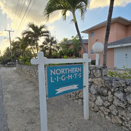 Northern Lights # 9 Spacious 3 Bd/3+ Bath Beachfront on Snorklers Paradise