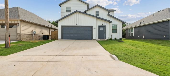 New  3BR by Hospital & Lake Granbury w/Starlink internet,local pool,4-80in  TVs Hotels in Hood County