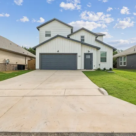 New  3BR by Hospital & Lake Granbury w/Starlink internet,local pool,4-80in  TVs