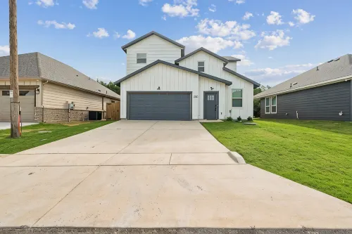 New  3BR by Hospital & Lake Granbury w/Starlink internet,local pool,4-80in  TVs