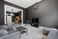 Spacious Luxury Black Downtown Apartment - Minutes from WEC! - Wifi