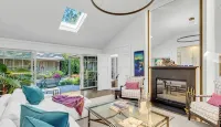 3BR secluded gem w/ pool, minutes to beaches/marinas, walk to town & restaurants