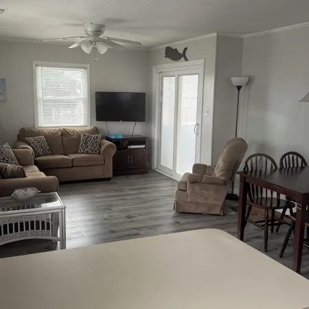 Charming 3-bedroom Cottage, 2 block Walk to the Beach