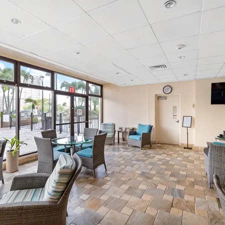 Waikiki 1Bd Condo with Free Parking Heated Pool Gym Central AC & Wifi