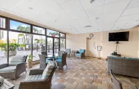 Waikiki 1Bd Condo with Free Parking Heated Pool Gym Central AC & Wifi