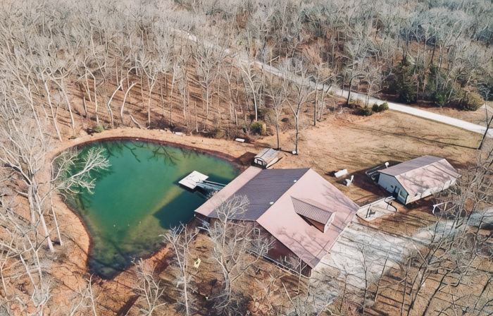 Lodge in the Missouri Hills ~ stocked pond ~ secluded retreat! SLEEPS 10!