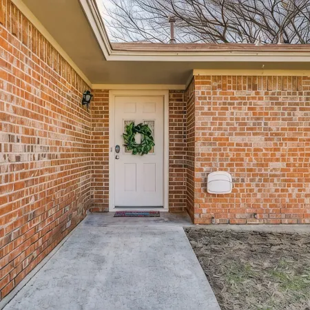 Centrally Located 3BR 2BA - !