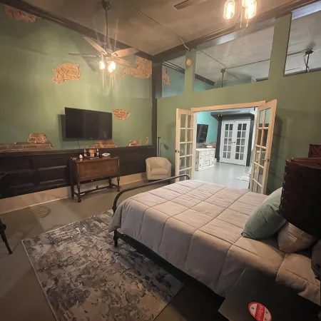 The Cranny at Main Street Suites: 1 bedroom with smart TV in downtown Van Buren