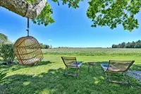 La Maison des Vendangeurs , Gîte with swimming pool and bicycles