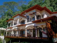 Perfect Location, Walk to Beach, Infinity Pool, Luxury Decor, Fast Free Wifi! Hotele w: Dominical
