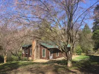 Riverfront cabin on Chauga River "Boarhogs  Place" - 4-Star