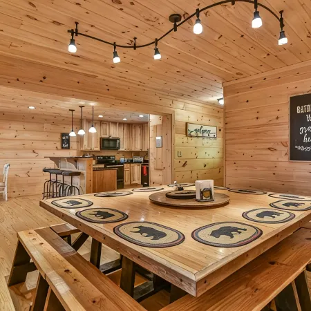 #1 PRVT. BLACK-MT. LUX LOG ESTATE. / HOT TUB / GAME RM / PETS / 2 FIRE PL. 6/6.5