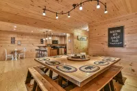 #1 PRVT. BLACK-MT. LUX LOG ESTATE. / HOT TUB / GAME RM / PETS / 2 FIRE PL. 6/6.5