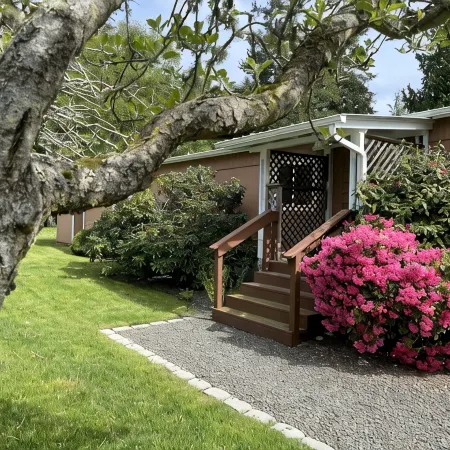 Private Beach Access Trail, peaceful wooded setting - sleeps 3