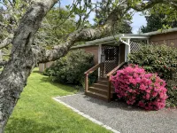 Private Beach Access Trail, peaceful wooded setting - sleeps 3 - Beach