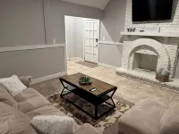 The Amazing 4 Bed 2 Bath of Independence - Homestays