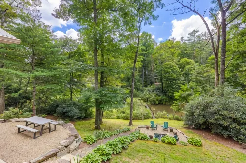 Walk to Downtown Cashiers!CharmingSecluded Cottage w/Resort Access –Pet Friendly