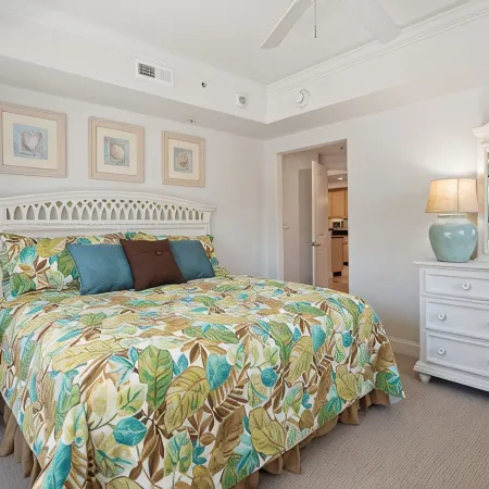 Beach-Chic Condo, Walk to Ocean, Rooftop Pool, Elevator & Fast Wi-Fi