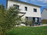 New house with small sea view close to the beach Hotel di Carantec