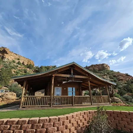 The Peacemaker Cabin: Cozy cabin in enjoyable Apple Valley with AC