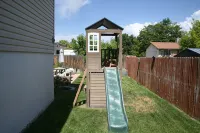 FLY AWAY HOME- Family Events, Famous Skiing, 2 story fully furnished house!