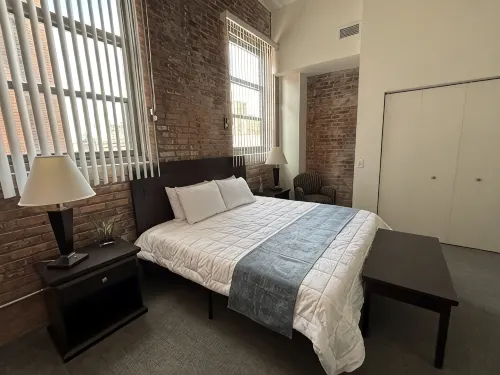 Toledo Tranquility: Luxe 2-Bed Retreat - Your Perfect Stay Awaits! ADA compliant - homestay