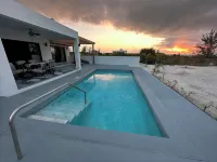 BRAND NEW Beachfront Villa best sandy beach in TCI with pool Fox Tail Palm Villa - Beach