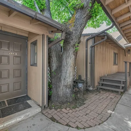 A Gem Right on Historic Rte 66 with Outdoor Space.  Walk to the Action!