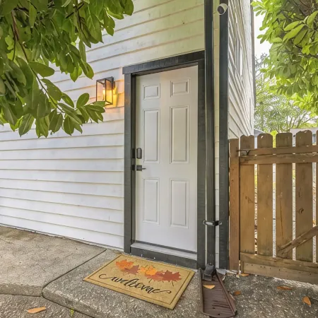 Charming 1-Bedroom House in Lovely Burien with  High Speed WiFi,