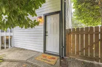 Charming 1-Bedroom House in Lovely Burien with  High Speed WiFi, - 3-Sterne