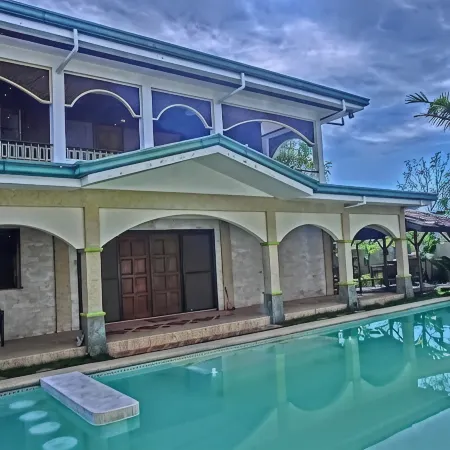 House with private pool and extensive garden