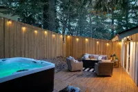 Romantic Getaway Cabin w/private hot tub, deck and fireplace - Hytter