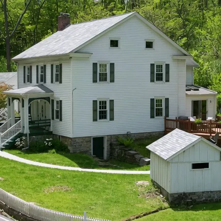 Happy Valley retreat - whole house, large living room, EV charger