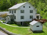 Happy Valley retreat - whole house, large living room, EV charger