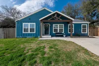 The Blue Bungalow- A NEW Listing!! - 방갈로