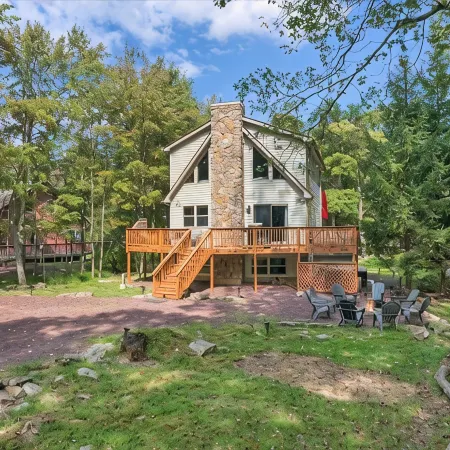 roomy CHALET-3 mts WALK2LAKE w/LINENS/FIREPIT/HOTTUB/GAMES/BB&JACK FROST Ski mts