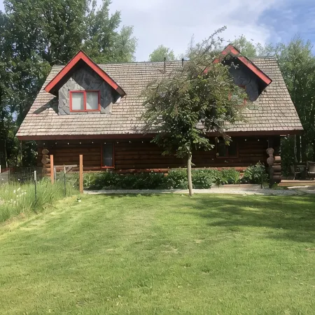 Moose Lodge Log Cabin and Chalet w/ Hot Tub sleeps 16