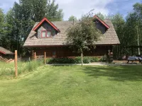 Sleeps 21! Moose Lodge Log Cabin and Chalet & Hot Tub