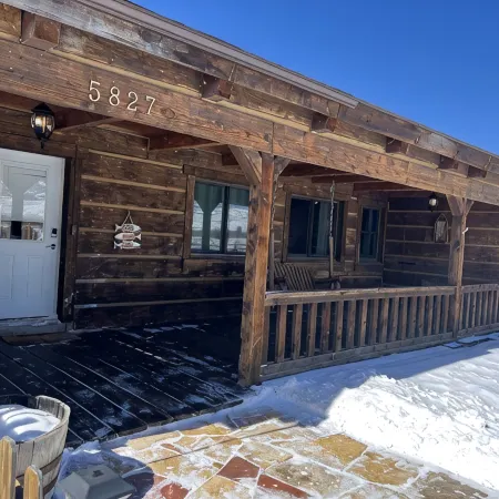 Scenic 3 bedroom cabin with hot tub