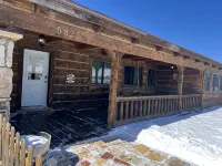 Scenic 3 bedroom cabin with hot tub - Wi-Fi