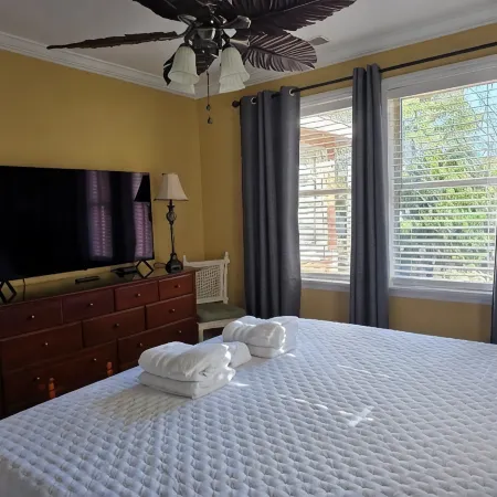 Cooper Flats-Upstairs - 2 Blocks to the Beach & to Downtown FB, Extraordinary!