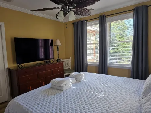 Cooper Flats-Upstairs - 2 Blocks to the Beach & to Downtown FB, Extraordinary!