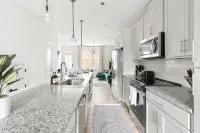 Modern Upscale 4-bedroom condo in Raleigh! - Bungalows